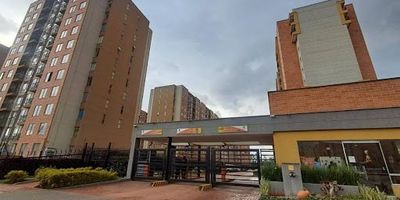 Se arrienda apartamento de 57 mts de tres habitaciones solo dos con closet, un baño, sala comedor con balcón, Hall de estudio, cocina semi integral a gas tipo americano con zona de lavandería, piso en cerámica, No tiene parqueadero, el Conjunto cuenta con zona bbq, parque infantil, salón de niños, salón de juegos, salón social, gimnasio, piscina.