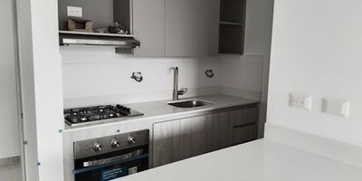 Apartamento acogedor ubicado en Ciudad del Río, con una superficie de 63 m2. Cuenta con dos habitaciones cómodas y dos baños completos. Además, incluye un parqueadero exclusivo para su comodidad. El inmueble se encuentra en una excelente ubicación, rodeado de zonas verdes y con fácil acceso a servicios y transporte público. Es ideal para parejas o pequeñas familias que buscan un espacio tranquilo y bien ubicado. Su diseño moderno y funcional lo hace perfecto para aquellos que buscan un hogar práctico y acogedor. Inmueble disponible a partir del 01 de Diciembre de 2025.