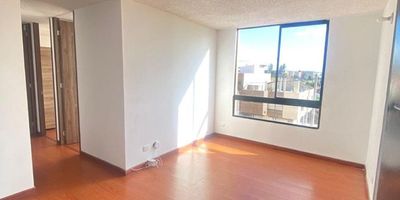 Descubre la elegancia y comodidad en este apartamento de 3 habitaciones y 2 baños, ubicado en una zona privilegiada. Con 50 metros cuadrados de espacio bien distribuido, cada rincón ha sido diseñado para brindarte confort y funcionalidad. Desde la luminosa sala de estar hasta la acogedora cocina, cada detalle ha sido cuidadosamente pensado para crear un ambiente acogedor y moderno. Disfruta de las vistas panorámicas desde la ventana y relájate en este hogar que te espera con los brazos abiertos. ¡Bienvenido a tu nuevo hogar!