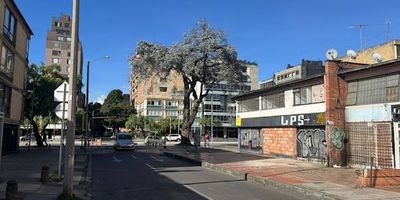 Local en Arriendo – Esquina Premium en el Antiguo Country, ÁREA 228, 69  M2 cuenta con un antejardín de  31 mt2, mas un área libre 197.19  en una de las esquinas más transitadas y visibles del Antiguo Country, estos locales comerciales representan una oportunidad única para marcas de alto perfil que deseen posicionarse en una zona estratégica, de alto flujo peatonal y vehicular. Entrega 100 terminados, cada local contará con baño privado, diseñados para adaptarse a marcas de excelente nivel oxxo,  Salones de onces o café boutique, droguerías premium, marcas enfocadas en alimentos, bebidas, salud, bienestar u óptica, peluquerías,  entre otras actividades comerciales  Entorno privilegiado A pocos pasos de clínicas especializadas, supermercados, zonas bancarias, estación calle 85. Público constante, exigente y de alto poder adquisitivo