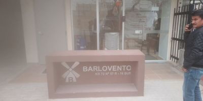 Hermoso y Acogedor aparta estudio de 35 m², en Ismael Perdomo, ideal para quienes buscan confort y practicidad. Cuenta con un amplio espacio de habitación y sala integradas, cocina integral a gas, zona de lavado y 1 baño moderno. Sus pisos en madera laminada y la excelente iluminación natural brindan un ambiente cálido y agradable.
¡Perfecto para estrenar y disfrutar de tu nuevo hogar! Cod: 5023