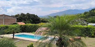 Vive como siempre soñaste!  SE VENDE hermosa Casa Finca con piscina y sauna, PALMIRA, VEREDA TABLONES, Terreno 3.000 m Rodeada de naturaleza y con excelente ubicación, sobre vía principal. Características que te encantarán 4 habitaciones amplias 3 baños completos Sala y comedor independientes Cocina espaciosa Piscina privada Sauna para relajarte Jardines y zonas verdes Parqueaderos Servicios completos Agua, luz, internet y acceso vehicular. Precio $820.000.000  Negociable Contáctame Margarita Mejía  315 612 1332 Perfecta para vivir, vacacionar o invertir en turismo campestre.