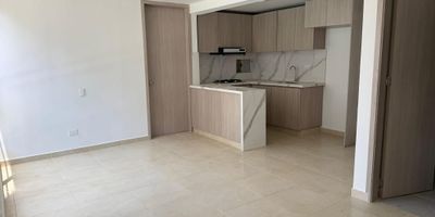 Apartamento en Arriendo para estrenar en la ciudad de Barranquilla ubicado en el sector de Ciudad Mallorquin, en un conjunto con vigilancia privada las 24 Horas y zonas sociales de entretenimiento, piscina y zona infantil, el edificio cuenta con 11 pisos y el apartamento se encuentra ubicado en el piso 3 con ascensor, con un área aproximada de 56mt2 distribuidos en 2 habitaciones, 2 baños, la habitación principal cuenta con baño interno, cocina integral y zona de labores, lado sombra, buena distribución en sus áreas con buenos y modernos acabados, es fresco y acogedor, su entorno es tranquilo, residencial con cómodas vías de acceso y facilidad al transporte publico cercano, sobre el sector puede encontrar, parques, supermercados, droguerías y el centro comercial BuenaVista.