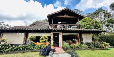 Codigo 28902. Casa amoblada en arriendo ubicada en Rionegro sector San Antonio De PereiraCaracterísticas• 4 habitaciones (todas con baño privado y clóset)• Alcoba de servicio con baño• 5 baños en total• Sala • Comedor • Zona de ropas • Balcón• Cocina cerrada integral sin campana • Mesón en granito• Parqueadero doble paralelo• Jardín con amplias zonas verdes• Área construida: 350 m²• 2 niveles• AmobladaDescripciónEncantadora casa campestre amoblada ubicada sobre la vía San Antonio – La Ceja, a pocos metros del parque de San Antonio de Pereira, en un entorno natural, tranquilo y de fácil acceso.La propiedad combina el confort moderno con detalles rústicos en madera natural, ofreciendo un ambiente cálido y acogedor en cada espacio.Distribuida en dos niveles, cuenta con amplias áreas sociales, una sala y comedor independientes, zona de ropas, balcón con vista verde y un hermoso jardín rodeado de naturaleza.Su cocina cerrada integral, con mesón en granito, se complementa con excelente iluminación y mobiliario funcional.Las cuatro habitaciones principales, junto con la alcoba de servicio, cuentan con baño privado y clóset, ofreciendo comodidad y privacidad.EntornoUbicada en una de las zonas campestres más apetecidas de Rionegro, con acceso pavimentado, servicios públicos y agua veredal.A pocos minutos del sector comercial de San Antonio de Pereira, supermercados, restaurantes, cafés y vías principales hacia La Ceja y Llanogrande.Ideal para quienes buscan vivir rodeados de naturaleza sin alejarse de la ciudad.NotaCanon: $10.000.000Inmueble amoblado.El propietario acepta mascotas.