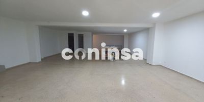 Oficina en arriendo ubicada en Medellín, sector Belén, Antioquia. Este espacio comercial ofrece 160 m² de área construida, ideal para diversas actividades profesionales. Cuenta con dos baños y se encuentra en un estrato 4. Su distribución permite un ambiente de trabajo funcional y adaptable. Ubicada estratégicamente, esta oficina en Medellín facilita el acceso a importantes vías y servicios cercanos. El canon de arriendo es de $3.300.000. Para conocer esta oficina en arriendo o resolver dudas, contáctenos mediante las opciones de WhatsApp, solicitar contacto o ver teléfonos.