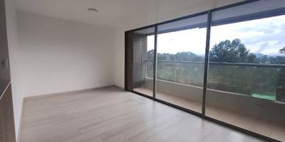 Apartamento en arriendo, en ubicación privilegiada, es un proyecto de vivienda eco amigable, donde podrás disfrutar del fresco aroma del campo, sin perder la practicidad de vivir cerca de la ciudad. Cuenta con excelente iluminación natural y cómodos espacios, 2 alcobas, 2 baños, 1 parqueadero y 1 cuarto útil. ¡Si este es el lugar que necesitas, contáctanos! 