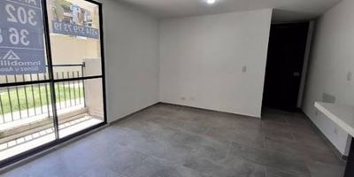 Descripción: 
447-13407 Apartamento en Arriendo en el Sector Cimarronas. Este apartamento de 50 metros ofrece un diseño cómodo y funcional. Cuenta con 3 alcobas, 2 clóset, 2 baños, sala comedor iluminada, cocina integral moderna, zona de ropas independiente, balcón con vista agradable. Además, dispone de parqueadero común.
Se encuentra ubicado en una unidad cerrada que ofrece portería 24 horas, ascensor y shut de basuras. Su ubicación estratégica permite fácil acceso a rutas de transporte público. Código del inmueble: 13407