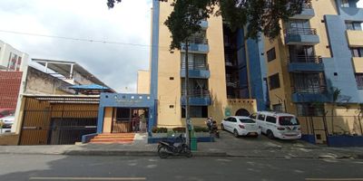 Vive cómodo y tranquilo al sur de la ciudad 

Te presentamos este encantador apartamento en primer piso, ubicado en una zona privilegiada, frente al Colegio Lacordaire y con fácil acceso a la Calle 5, lo que te permitirá disfrutar de una ubicación práctica y conectada con todo.

Su distribución ofrece espacios pensados para tu comodidad: Acogedora sala-comedor con excelente iluminación natural, cocina integral con gas, moderna y funcional, zona de oficios amplia, ideal para tu día a día, hall de T.V. perfecto para compartir en familia, baño social y dos habitaciones con clóset, la principal con baño privado, parqueadero propio en sótano y depósito para mayor practicidad. Disfruta además de las zonas comunes de la unidad:
Piscina para adultos y niños, Kiosco social para reuniones y celebraciones, parqueadero para visitantes en bahía externa.

El valor del canon incluye la administración.
(MA-028)