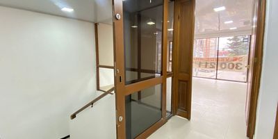 Bienvenido a esta amplia oficina en arriendo ubicada en el exclusivo barrio Lago, localidad de Chapinero. Con un área aproximada de 600 m², este espacio ofrece un diseño funcional y moderno ideal para empresas que buscan comodidad y proyección. Cuenta con tres amplias áreas libres que permiten una distribución flexible, seis oficinas gerenciales a puerta cerrada que brindan privacidad, un rack para equipos de comunicaciones, y una terraza de uso exclusivo perfecta para espacios de descanso o reuniones informales. Dispone además de una cocineta equipada, zona de lavandería, tres baños, dos espacios destinados para archivo y un ingreso totalmente independiente que garantiza autonomía y seguridad. Una excelente opción en una zona estratégica y de alta valorización en Bogotá. Cod: 5112