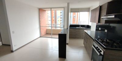 Apartamento ubicado en una zona estrategica, a pocos pasos del Centro Comercial Mayorca y cerca de la Avenida El Poblado, lo que permite un excelente acceso a transporte, comercio, restaurantes y servicios. Cuenta con acabados modernos, amplios espacios interiores y una excelente distribucion que garantiza comodidad y funcionalidad. La unidad residencial es muy completa, ofreciendo zonas comunes para el disfrute y el bienestar, como areas verdes, salon social, gimnasio y espacios recreativos ideales para compartir en familia o descansar. Es una excelente oportunidad para quienes buscan vivir en un ambiente confortable, bien ubicado y con una alta calidad de vida.