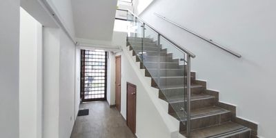 Oficina en renta ubicada sobre la Avenida 30 de Agosto en Pereira, en una zona estratégica con excelente conectividad y alto flujo comercial. Con un área de 230 m², cuenta con 4 oficinas privadas, 2 módulos de trabajo, cocineta, 3 baños completos y un amplio salón que puede adecuarse según las necesidades del negocio. Dispone de aire acondicionado y excelente iluminación natural, ideal para crear un ambiente cómodo y productivo. Su ubicación privilegiada permite fácil acceso a bancos, supermercados, restaurantes y al centro de la ciudad, además de contar con transporte público cercano. Perfecta para empresas, consultorios o instituciones que buscan un espacio funcional y bien ubicado.