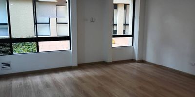 APARTAESTUDIO INTERIOR UBICADO EN ZONA CENTRAL DE LA CIUDAD, CUENTA CON INGRESO, COCINA INTEGRAL A GAS, ZONA SOCIAL Y DE ALCOBA Y EN UN MISMO AMBIENTE, UN BAÑO, CALENTADOR ELECTRICO DE PASO, NO CUENTA CON PARQUEADERO NI DEPOSITO.  EL CONJUNTO CUENTA CON SEGURIDAD LAS 24 HORAS, LAVANDERIA COMUNAL, ASCENSOR, GIMNASIO, SALON DE REUNIONES,  4 AÑOS DE CONSTRUIDO