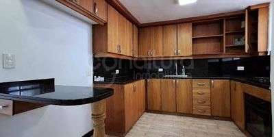 472-8305 Conaltura Inmobiliaria ofrece en arriendo esta amplia casa de 145 m², ubicada en el exclusivo sector Toledo de La Estrella, en una unidad abierta de ambiente residencial tranquilo y de alta valorización. Un lugar ideal para disfrutar de espacios generosos, privacidad y excelente ubicación. El inmueble cuenta con 3 alcobas, cada una con su clóset, 3 baños, sala comedor, estudio, dos balcones, cocina integral con estufa y calentador a gas, zona de ropas, patio interno, iluminación LED y puerta de seguridad. Incluye parqueadero doble lineal techado, lo que brinda comodidad y funcionalidad. Cerca al parque principal denla estrella, rutas para estación metro la estrella y solo bus para Medellín.