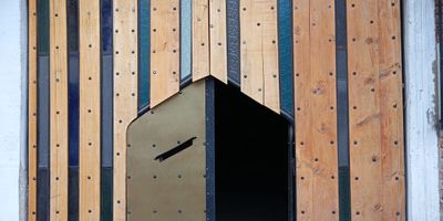 área del lote 6x16 .    Oficina embaldosinada con baño.    Pieza de Almacenamiento Semisótano.    Luz trifásica.     Altura de la bodega 3metros.
Puerta de garaje 3 metros. El precio no incluye servicios.