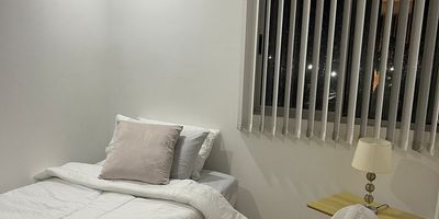 Vive la experiencia de lujo y comodidad en Hacienda Kachipay. $3.500.000 mes / $250.000 noche a partir de 10 noches.

 Apartamento amoblado en el exclusivo Conjunto Residencial Sauko

 Área: 65 m² | Piso: 12 | Vista exterior: ¡Espectacular!

 Distribución ideal:
 • Habitación principal:
Cama King, aire acondicionado, vestier, baño privado, escritorio y lencería completamente nueva.
 • Habitación auxiliar 1:
Cama sencilla con auxiliar, ventilador, escritorio, lámpara y clóset.
 • Habitación auxiliar 2:
Sofá cama, ventilador, escritorio con lámpara.

 Cocina completamente equipada: Todo a estrenar, moderna y funcional.

️ Sala-comedor amplia: Perfecta para compartir, con acceso a un balcón que invita al relax.

 Zona de oficios: Independiente de la cocina  para mayor comodidad. Parqueadero privado incluido.