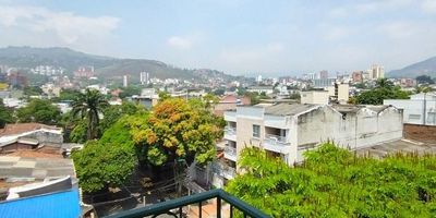 Imagina tus mañanas con un café en el balcón, contemplando en un solo lienzo los dos íconos de Cali: Cristo Rey y las Tres Cruces. Esta no es una promesa, es la realidad que te espera en este espectacular dúplex de 120 m² en el corazón de San Fernando. En su primer nivel, la vida social fluye desde la sala comedor hacia una cocina moderna y remodelada, el centro de futuras reuniones, mientras tres habitaciones ofrecen confort y una de ellas, acceso directo a esa vista mágica. Al subir, descubrirás tu santuario privado: una habitación principal con su propio baño y balcón, un escape perfecto del mundo. Estás en una ubicación privilegiada, entre la Calle 5 y la Roosevelt, a pasos del Parque del Perro y la Manzana del Saber.