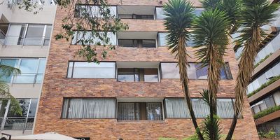 Descubra la oportunidad de vivir en este sofisticado apartamento Dúplex de 115m² en el corazón de El Nogal, un sector que equilibra a la comodidad del prestigio residencial con la inmediatez de la zona empresarial y gourmet de la ciudad; diseñado para quienes valoran el espacio, el buen gusto y la funcionalidad, este Apartamento se distribuye en dos niveles, ofreciendo una amplia habitación principal con su respectivo baño privado, Sala de Star y  un elegante baño social para las visitas, y una invaluable practicidad con su cuarto y baño de servicio, complementado con una cocina y zona de lavandería de espacios generosos, adicionalmente cuenta con un parqueadero privado. Localizado en un piso 5, con Vista interior, Le invitamos a conocer este exclusivo espacio y experimentar la sutil diferencia de un hogar estratégicamente ubicado sobre la calle 81.