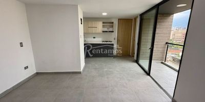 Apartaestudio en arriendo en Envigado, Primavera. Cerca de la Clínica de la Policía, Polideportivo Sur de Envigado, av El Poblado y a 10 minutos caminando de la Estación del Metro Itagüí, fácil acceso. El edificio cuenta con ascensor. Con 1 habitación, 1 baño, cocina integral, zona de ropas, sala-comedor y balcón con vista panorámica. ¡Agenda tu visita hoy mismo y encuentra tu nuevo hogar! Descubre más propiedades en: www.rentamospropiedadraiz.com Código:776563