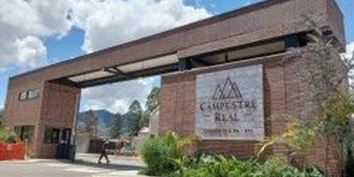 Invierte en un espacio con proyección y alta valorización! Se vende lote ubicado en un conjunto campestre con vigilancia  y circuito cerrado de TV, ideal para construir una vivienda con seguridad, comodidad y calidad de vida. El proyecto cuenta con excelentes amenidades como gimnasio, salón social, cancha de grama sintética, cancha polideportiva, dos parques para mascotas, juegos infantiles, parqueaderos de visitantes y bicicletas, además de zonas rodeadas de árboles nativos y naturaleza que brindan un ambiente tranquilo y armonioso. Este lote es una oportunidad lista para construir, ya que incluye estudio de suelos, diseño arquitectónico aprobado, diseño estructural aprobado y licencia de construcción vigente por 2 años. Además, cuenta con locales comerciales dentro del proyecto para mayor comodidad. ¡Todo lo que necesitas para iniciar tu proyecto de inmediato está aquí!