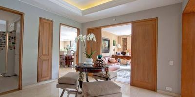 Exclusivo apartamento ubicado en el prestigioso sector de chico reservado diseño  esquinero que garantiza luz natural y ventilación en todos los espacios cuenta con una amplia zona social , sala y comedor independiente, estudio, cuenta con 3 amplias habitaciones cada una con baño, estar de alcobas , cocina integral ,zona de lavandería independiente , cuarto y baño de servicio,  un balcón, 3 parqueaderos y depósito,  por su ubicación esquinera tiene vista al cerro y la ciudad, el edificio tiene un parque aledaño con excelente zona verde .