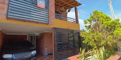 Casa en ARRIENDO/VENTA esquinera, de 2 niveles, 3 habitaciones (2 con closet), 1 baño completo, 1 baño social, balcón, sala comedor, cocina amplia, zona de ropas amplia, salida a zona verde independiente.