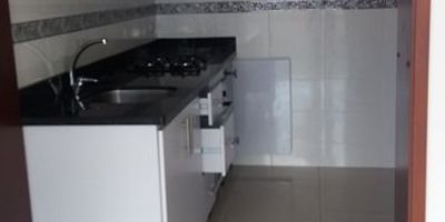 apartaestudio en 3 piso, cuenta con area de habitacion con baño privado, sala comedor cocina integral zona de lavanderia no se paga administracion servicios estrado 2 muy economicos