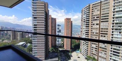 Hermoso apartamento de 80 m ubicado en el prestigioso sector de la Cola del Zorro, en Medellin. Este inmueble cuenta con 2 amplias alcobas, sala comedor con excelente iluminacion natural y una distribucion moderna que aprovecha cada espacio. Su ubicacion estrategica permite un acceso rapido a la Avenida Las Palmas y a principales vias de la ciudad. Ademas, esta cerca de supermercados, restaurantes y ofrece facil acceso al transporte publico, brindando comodidad y una excelente calidad de vida. Contactanos!