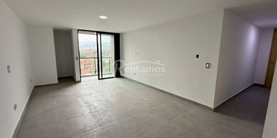 Apartaestudio en arriendo en Envigado, Primavera. Cerca de la Clínica de la Policía, Polideportivo Sur de Envigado, av El Poblado y a 10 minutos caminando de la Estación del Metro Itagüí, fácil acceso. El edificio cuenta con ascensor. Con 1 habitación, 1 baño, cocina integral, zona de ropas, sala-comedor y balcón con vista panorámica. ¡Agenda tu visita hoy mismo y encuentra tu nuevo hogar! Descubre más propiedades en: www.rentamospropiedadraiz.com Código: 776567