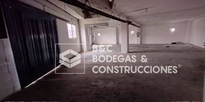 Bodega disponible para arrendo en la zona industrial de Medellín , tiene un área 450 m2 más 60 m2 de mezanine, distribuidos en 3 niveles cada uno de 150 m2, 3 baños independientes, pisos en cemento y granito con capacidad para 2 toneladas por metro cuadrado,  con una capacidad de energía de 112 KVA, puerta peatonal amplia con malacate con una capacidad de carga de 1000 kilos, altura de 2.80 metros, excelente ubicación cercana a la avenida 30 y la autopista, con fácil acceso al transporte público. Contáctanos. 