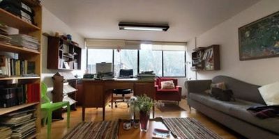 Se vende oficina consultorio práctico y funcional  Antiguo Country, sector de alta valorización, espacio abierto, piso alto, baño, garaje, el edificio cuenta con sala de espera por piso, batería de baños, ascensor,  vigilancia 247, cctv, situado a pocos pasos centro comercial Andino. ¡contactanos!.