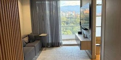 Espectacular apartamento de 226 metros en arriendo.Cuenta con 2 habitaciones, con opción de adaptar un tercer espacio, 3 baños y uno social, habitación del servicio,balcón amplio a ambos lados del apartamento, que ofrece excelente iluminación y ventilación natural.El conjunto residencial dispone de piscina, sauna, gimnasio y parque infantil, además de 3 parqueaderos y cuarto útil.Una excelente opción para quienes buscan amplitud, confort y una ubicación privilegiada, en una zona tranquila y de fácil acceso.