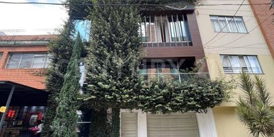 Se Vende casa independiente en Laureles, esta propiedad cuenta con una excelente ubicación en el sector de Santa Teresita y tiene cualidades que la hacen única; En esta propiedad de 206 m2 podrás encontrar espacios amplios y varios ambientes que te brindarán confort, está distribuida en 4 niveles en los cuales contarás con 3 habitaciones amplias cada una con su propio baño y dos de ellas con su propio Vestier,  tiene en el primer nivel parqueadero para dos vehículos y dos cuartos útiles, tiene cuarto del servicio, 3 baños sociales distribuidos dentro de los espacios de la propiedad, cuenta con una amplia cocina y un excelente espacio de esparcimiento en la terraza el cual cuenta con solarium, jacuzzi y zona de esparcimiento perfecto para compartir con tu familia y amigos; también resalta el entorno en el cual está ubicada toda vez que tendrás fácil acceso a los servicios requeridos y una amplia oferta de restaurantes y sitios de esparcimiento.
Hay mucho más por contarte con relación a esta excelente propiedad, contáctame para resolver tus inquietudes.