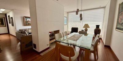 Te presentamos un espectacular apartamento en arriendo ubicado en Usaquén, Bogotá. Situado en un moderno edificio inteligente, la propiedad ofrece una vista impresionante a la ciudad desde su amplio balcón. Con 2 habitaciones, incluyendo un cómodo vestier, es ideal para quienes buscan espacios generosos y bien distribuidos. 

La cocina abierta con barra estilo americano conecta de manera fluida con un acogedor comedor, perfecto para disfrutar de los momentos en familia. Además, el apartamento cuenta con una chimenea a gas que aporta un toque cálido en las noches frías de Bogotá. Los residentes pueden disfrutar de acceso a dos parqueaderos cubiertos y un depósito adicional para mayor conveniencia.

El edificio esta automatizado con sistemas de alarma, citófono y CCTV, brindando tranquilidad a sus habitantes. Todo esto en una ubicación privilegiada, cerca de los mejores servicios y entretenimiento de Usaquén. No pierdas esta oportunidad. Pide tu visita ya!