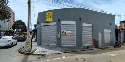 Local ubicado en una excelente zona de la ciudad, sobre la carrera novena con calle 43 esquina, código 36915, 140 Mts2, un baño, cuarto de aseo. Para mayor información y revisar toda nuestra oferta visita nuestra pagina web: estebanrios.com o comuníquese a nuestro PBX: (607) 635 2877