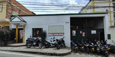 Ubicado en una excelente zona céntrica de Floridablanca, código 36917.  Cuenta con 480 Mt2, 5  oficinas, 3 baños. Para mayor información y revisar toda nuestra oferta visita nuestra pagina web: estebanrios.com o comuníquese a nuestro PBX: (607) 635 2877