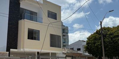 Apartamento para estrenar de 70 m2, en el segundo piso, consta de sala, comedor, cocina integral, zona de labores, tres alcobas, dos baños, pisos en porcelanato, ubicado en cómoda zona de la ciudad en el sector de Paraíso, estrato 4. El apartamento cuenta con parqueadero.