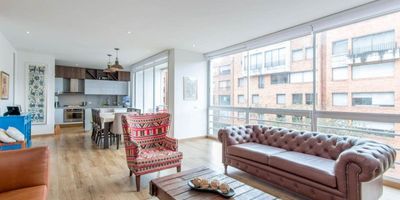 A escasos metros del Parque El Virrey, se encuentra este espectacular apartamento a la venta exclusivo en PADS. Está ubicado en el cuarto piso y cuenta con ascensor privado para mayor comodidad. Perfecto para quienes buscan espacio y confort.

El apartamento cuenta con área social que consta de una sala-comedor muy amplia y la cocina abierta, con acceso a un balcón de 3,85 m2. Del otro lado del hall de entrada está el área privada, donde se encuentran las tres  alcobas y el estudio, la  habitación principal con un estupendo walk-in closet y baño privado.

Ven a conocerlo, ¡Agenda tu cita ya!