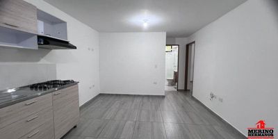 Arriendo apartamento en Simón Bolívar ubicado cerca al Salazar Herrera; primer piso interno con excelentes acabados, tiene un área de 50 mts2. Consta de salón comedor pequeño, 2 alcobas cada una con clóset, 1 baño con ducha eléctrica y con cabina en vidrio templado, cocina integral a gas con pipeta, no tiene red de gas, zona de ropas, piso en cerámica. Por su ubicación cuenta con rutas cercanas de transporte  publico y cómodas vías de acceso. No tiene parqueadero. EL valor de los Servicios públicos de EPM están Incluidos en el valor del canon.(Energía y Acueducto).inmueble disponible la primera semana de noviembre de 2025