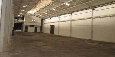 Bodega en Venta y Alquiler (canon de arrendamiento más IVA)
Características destacadas:

Amplio espacio: Con 649 m² de área construida, tendrás suficiente capacidad para almacenamiento, producción o distribución, adaptándose a las necesidades de tu negocio.

Oficinas completas: La bodega cuenta con oficinas distribuidas en dos pisos:

Piso 1: Oficina de 44,5 m², perfecta para tu equipo administrativo.

Piso 2: Oficina de 70 m², ideal para reuniones y trabajo colaborativo.

Zona de oficios: Incluye una práctica zona de oficios de 12 m², diseñada para facilitar las tareas operativas y el manejo de materiales.

Ubicación estratégica: Situada en el dinámico Barrio Primitivo Crespo, esta bodega ofrece fácil acceso a vías principales y una excelente conectividad, lo que optimiza la logística y el transporte.

No dejes pasar la oportunidad de adquirir o arrendar este espacio que combina funcionalidad y ubicación privilegiada.
¡Contáctanos hoy mismo para más información y agenda tu visita!