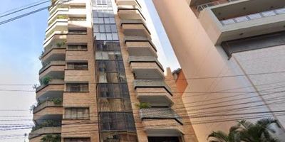 se arrienda apto en cabecera Balcón amplio Sala comedor Zona de ropa Alcoba y balo del servicio Estudio HalL de tv Tres alcobas Alcoba principal con vestier Parqueadero Deposito DISPONIBLE A PARTIR DEL 1 DE NOVIEMBRE.