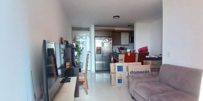 Apartamento en arriendo en Condina en unidad cerrada, cerca a restaurantes, rutas de transporte público y servicios complementarios de la zona. Cuenta con salacomedor, hall de alcobas, pisos en cerámica, tres habitaciones con closet, dos baños, cocina integral en mesón de granito, estufa, calentador a gas y zona de ropas. La unidad posee de un parqueadero cubierto, piscina, gimnasio, salón comunal, sauna turco, parques infantiles, placa polideportiva y zonas verdes. Además cuenta con circuito cerrado de tv, vigilancia y portería las 24 Horas. Inmueble sujeto a verificación de disponibilidad. Arriendo Condina Pereira