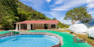 Finca en venta en Cocorná primer piso de 4600 m2 aproximadamente, cuenta con 3 alcobas 2 baños, sala-comedor, zona de ropas, patio, balcón, parqueadero, zonas verdes, piscina y parqueadero de visitante.Adicional tiene rutas de acceso y transporteCercanías:Mirador de Cocorná, Parque Cocorná, Entrada de CocornáPara mayor información contáctame Melissa Salazar 314 7757934
