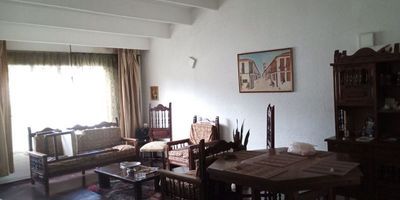 Tenemos esta encantadora casa en venta perfecta para quienes buscan un espacio acogedor y lleno de potencial. Con tres habitaciones, este hogar se presenta sin amoblar, lo que te da la libertad de personalizar cada rincón a tu gusto. La distribución de los espacios está pensada para proporcionar comodidad y funcionalidad a tus días, ideal para familias o personas que desean tener su propio estudio o espacio de trabajo.

Además, cuenta con un parqueadero individual, una característica valiosa en la ciudad. La ubicación en Antonio Nariño te ofrece fácil acceso a diversas opciones de transporte, servicios y parques, haciendo de este vecindario un lugar estupendo para vivir. Si estás buscando una casa donde cada detalle pueda adaptarse a tus necesidades, esta es tu oportunidad.

No pierdas esta oportunidad. Pide tu visita ya y descubre todo lo que esta casa tiene para ofrecerte.