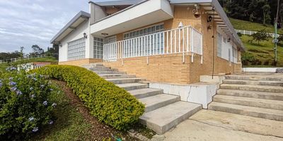 Agradable apartamento ubicado en el sector de Caldas, en la carrera 45, piso 1, tiene un área de 89.000 metros aproximadamente. El inmueble cuenta con: 4 alcobas, 7 baños (6) cabinados, 4 closets, sala-comedor, cocina integral, y piso en cerámica. no tiene red de gas.
Los datos de los inmuebles promocionados en la página web están sujetos a cambio y verificación de disponibilidad.