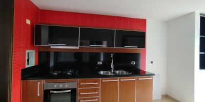 !Apartamento en arriendo en Pereira Amplio apartamento ubicado en el exclusivo sector de Pinares, Pereira, una zona residencial muy central y con excelente acceso a todo tipo de servicios. Este espectacular apartamento se encuentra en un piso siete y se destaca por su amplitud y excelente iluminacion natural, que brinda una sensacion de calidez y confort en cada espacio. Cuenta con parqueadero cubierto, ofreciendo comodidad y seguridad. Su ubicacion privilegiada, a tan solo 5 minutos del Centro Comercial Parque Arboleda, lo convierte en una excelente opcion para quienes desean vivir cerca de restaurantes, clinicas, supermercados y vias principales. Contactanos y agenda tu visita hoy mismo. Vive con comodidad y estilo en el corazon de Pinares!