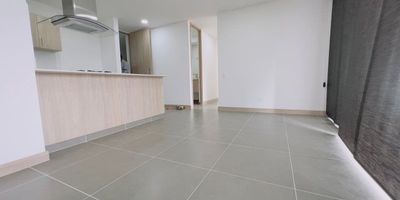 En unidad cerrada con un área de 73 mt²
2 Alcobas (Alcoba Principal con Vestier y Baño, 1 Alcoba con Closet) 1 Baño Social, Estudio, Balcón, Salón Comedor, Cocina Integral con Barra, Vista Panorámica, Zona de Ropas, Red de Gas y Calentador.
1 Parqueadero Cubierto + Cuarto Útil.
Conjunto cerrado con porteria 24 horas, Ascensor, Canchas Deportivas, Circuito Cerrado de TV, Gimnasio, Jacuzzi, Juegos infantiles, Piscina, Salón Social, Salón de Juegos, Shut de Basuras, Turco/Sauna, Zona BBQ y Zonas Verdes.
Inmueble cercano a Instituciones Educativas, Transporte Publico, Parques Cercanos, Supermercados y Zona Residencial.