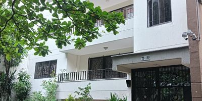 Sala,comedor,hall,3 alcobas,alcoba del servicio,2 closet, vestier, cocina integral,red de gas , zona de ropas, calentador de agua, 3 baños, balcon, piso en cerámica,parqueadero,ascensor, estrato 5, área 170m2.