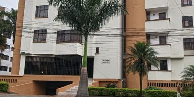 Sala comedor, hall, 3 alcobas,  alcoba del servicio,3 closet, cocina integral, red de gas, zona de ropas, calentador de agua, 3 baños, 2 balcones, piso en retal de mármol, parqueadero, estrato 5, área 110m2.