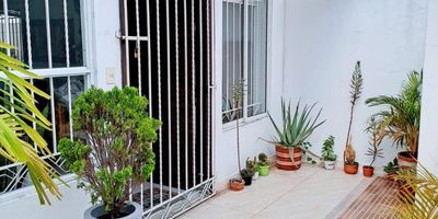 Descubre esta casa de  117 metros cuadrados distribuidos en sala-comedor, cocina integral, bañño social, 3 habitaciones, 2 baños, terraza, area de labores, cuenta con piscina, zona infantil, zona BBQ, cerca electrica, camaras de seguridad y un parqueadero disponible, esta propiedad ofrece comodidad para ti y tu familia. No pierdas la oportunidad de vivir en este hogar. ¡Contáctanos ahora para más información y agenda una visita!