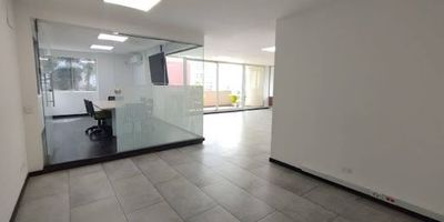 Oficina para arriendo ubicada en el sector de la milla de oro, el inmueble cuenta con un área de 114 metros aprox., aire acondicionado y 3 parqueaderos y 3 cuartos útiles, excelente vista, cercanía con entidades bancarias, notarias y transporte público con algunas de las atribuciones de esta excelente oficina. Para mayor información comunicarse con nuestras líneas de atención.  